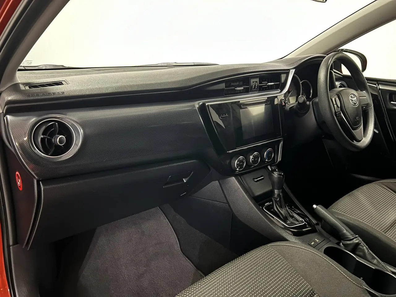 2017 TOYOTA COROLLA Gallery Image 14