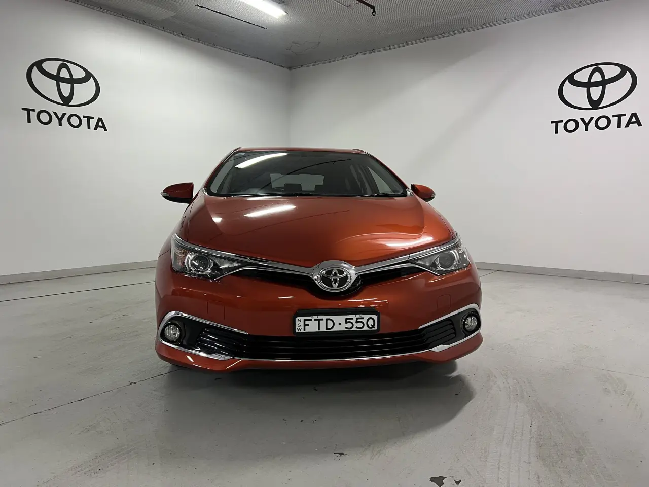 2017 TOYOTA COROLLA Gallery Image 2