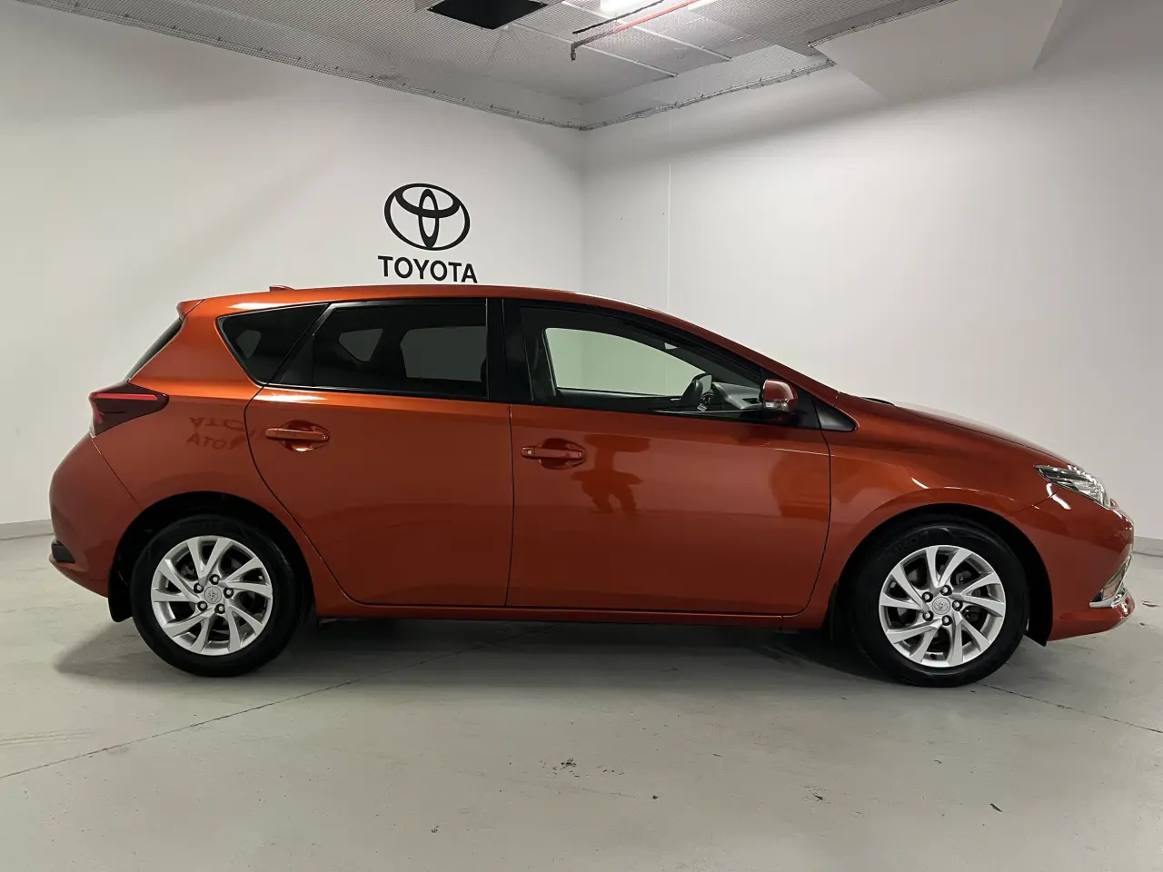 2017 TOYOTA COROLLA Gallery Image 4