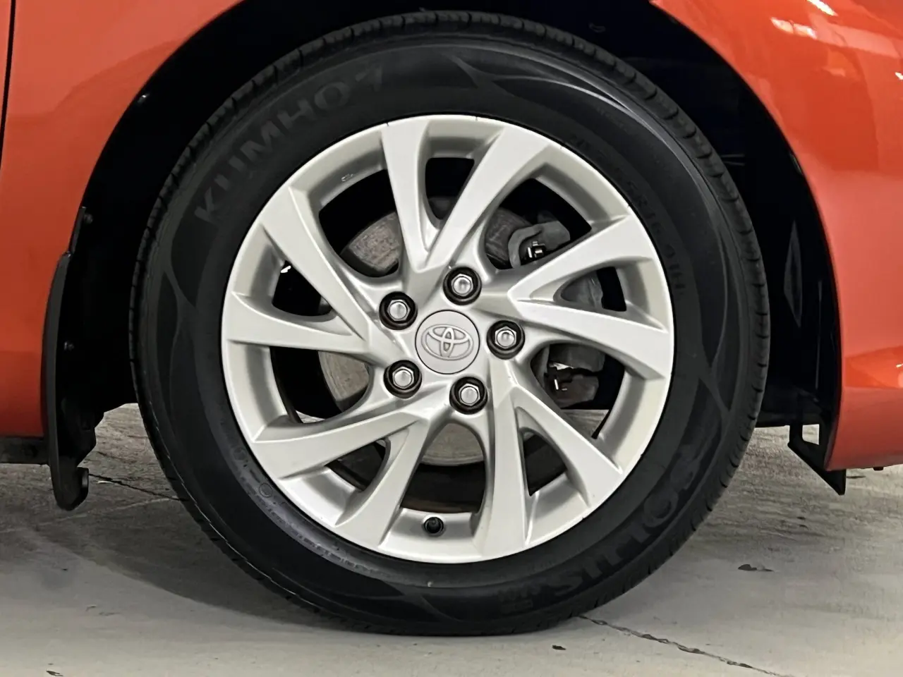2017 TOYOTA COROLLA Gallery Image 5