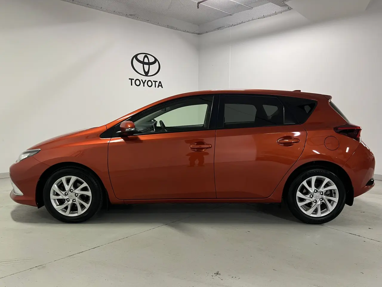 2017 TOYOTA COROLLA Gallery Image 9