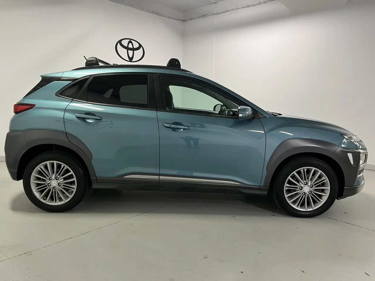 2017 HYUNDAI KONA Gallery Image 4