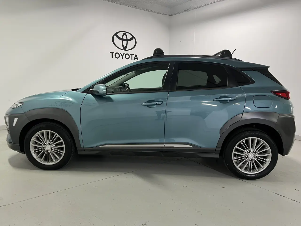 2017 HYUNDAI KONA Gallery Image 9
