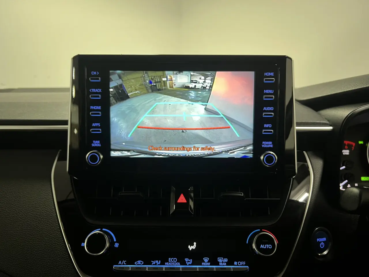 2021 TOYOTA COROLLA SEDAN HYBRID Gallery Image 18