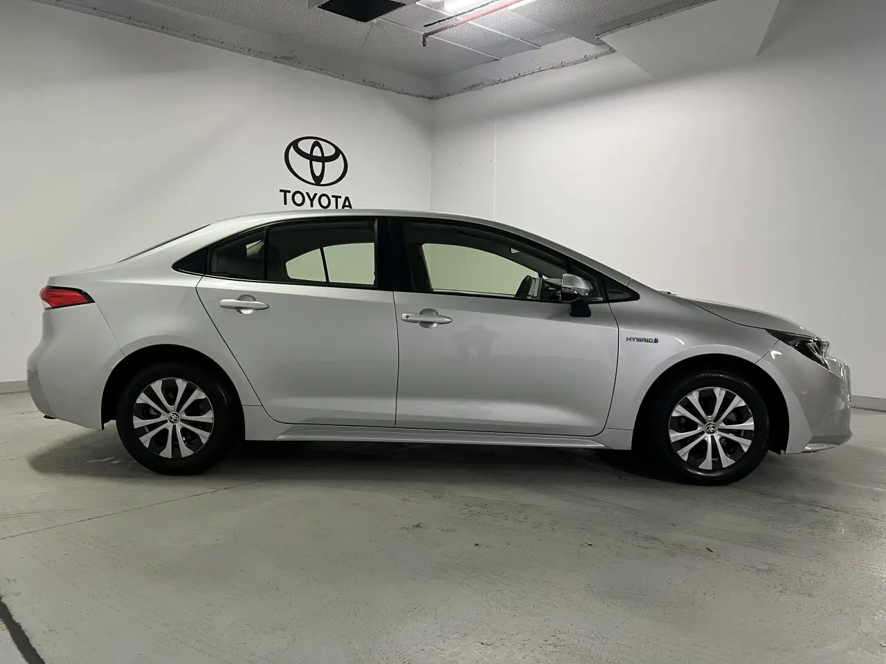2021 TOYOTA COROLLA SEDAN HYBRID Gallery Image 4