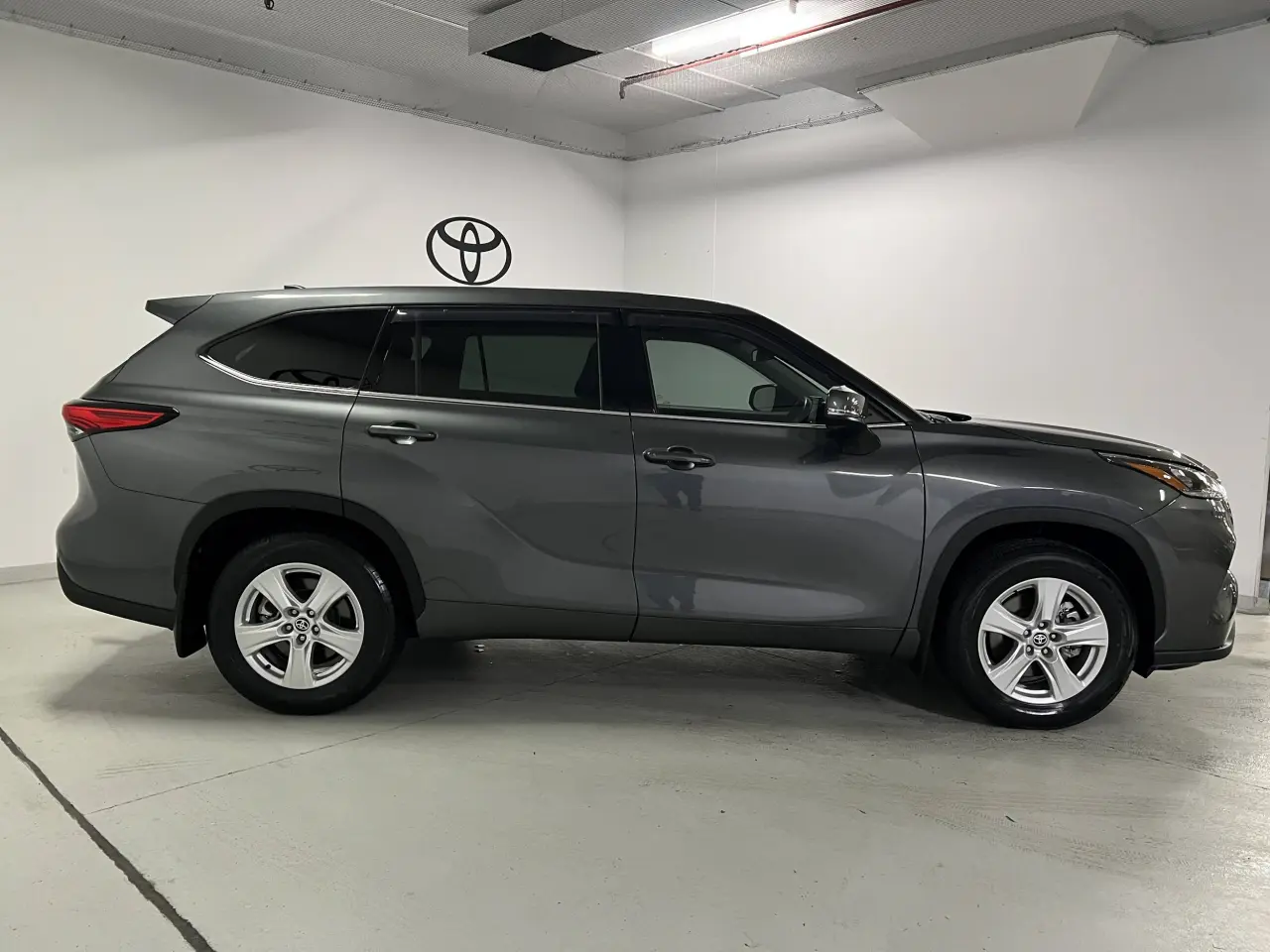 2022 TOYOTA KLUGER Gallery Image 4