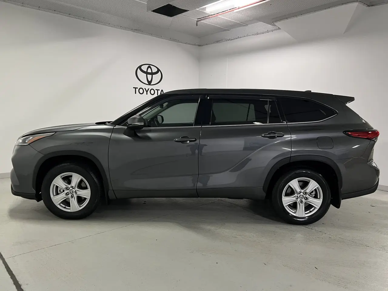 2022 TOYOTA KLUGER Gallery Image 9