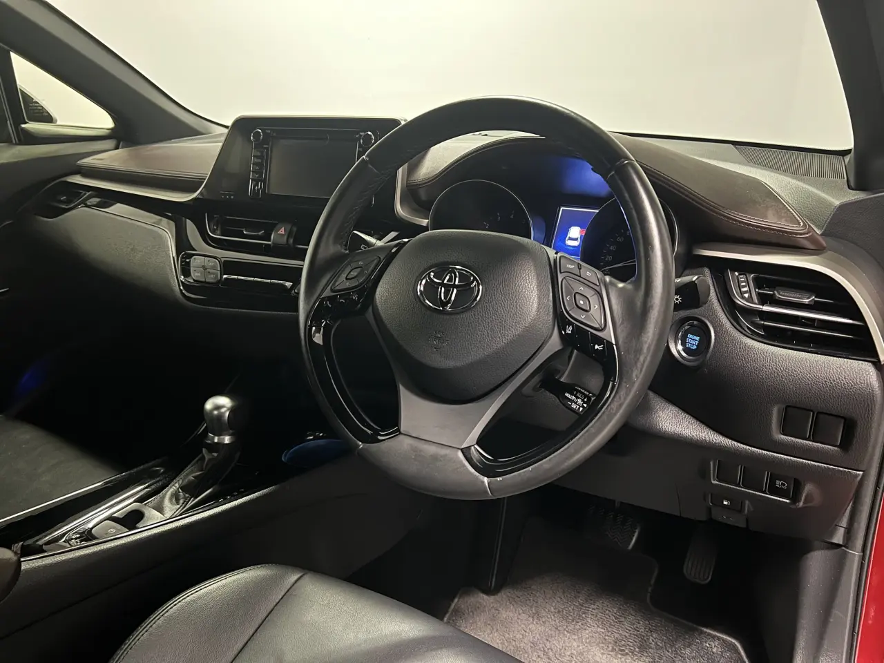 2017 TOYOTA C-HR Gallery Image 10