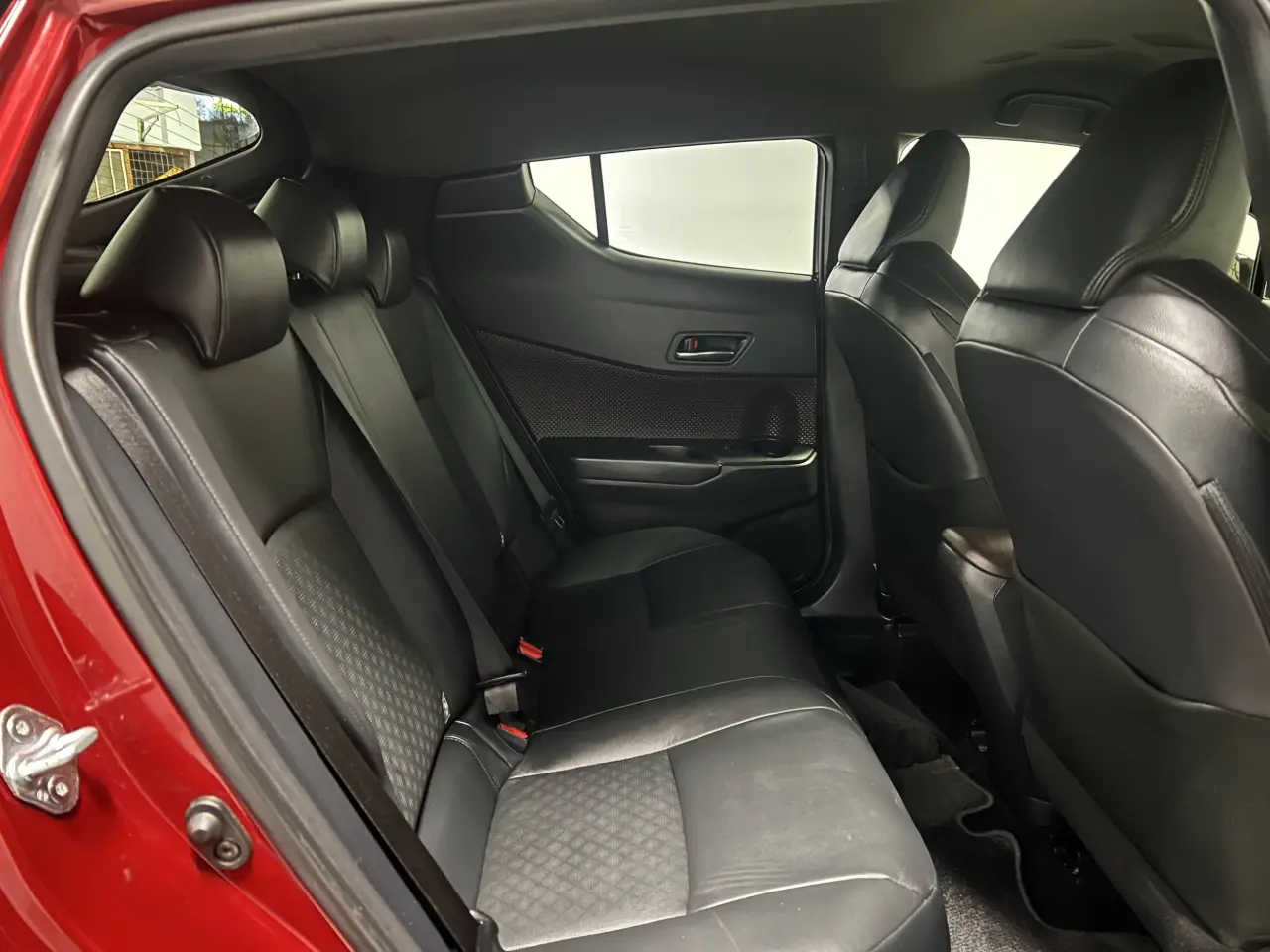 2017 TOYOTA C-HR Gallery Image 11