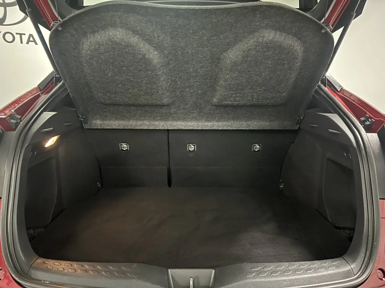2017 TOYOTA C-HR Gallery Image 12