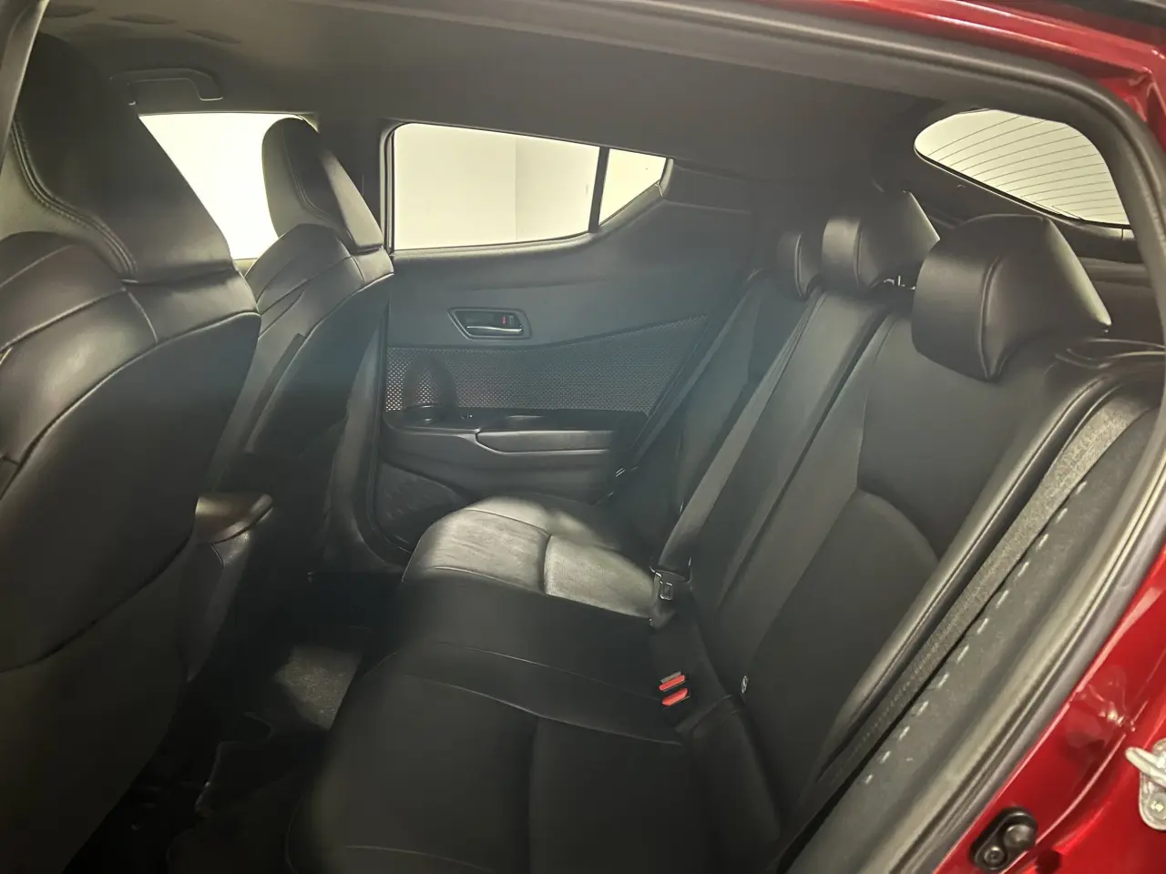 2017 TOYOTA C-HR Gallery Image 13