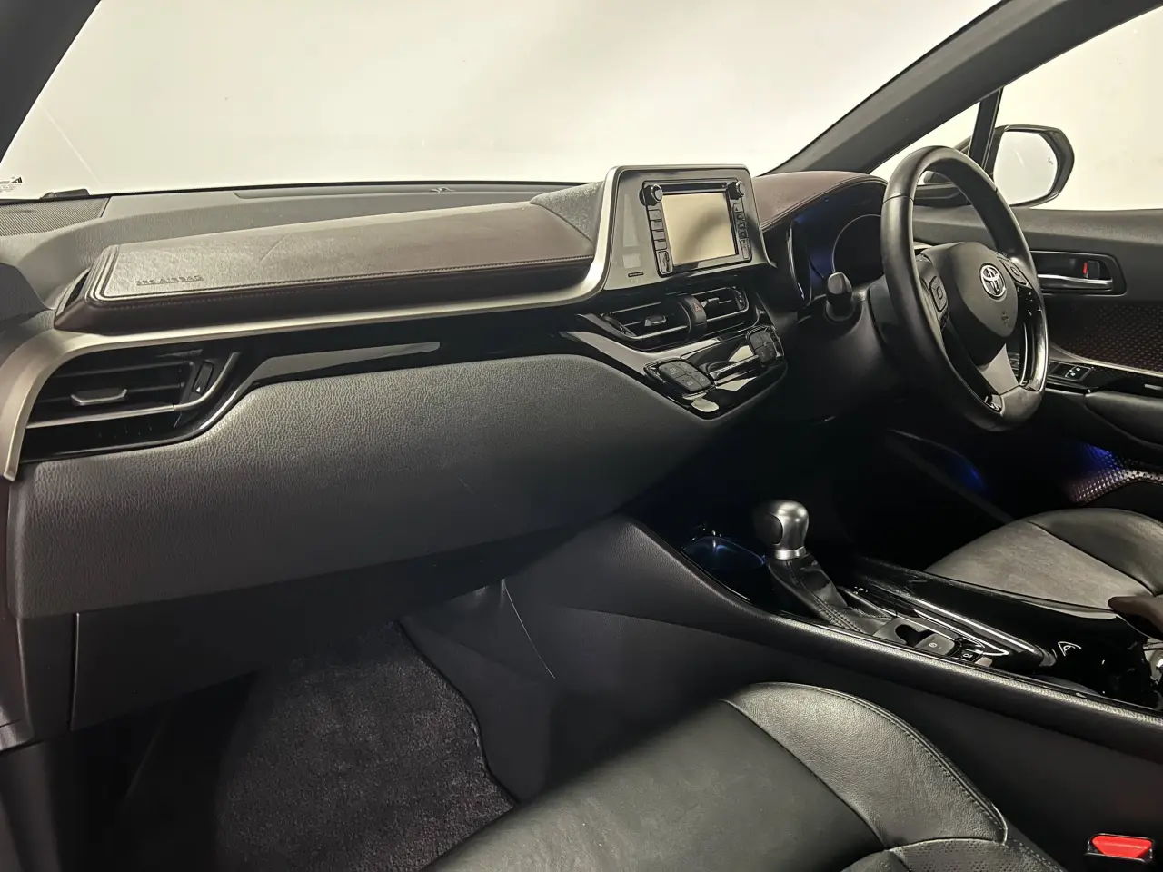 2017 TOYOTA C-HR Gallery Image 14