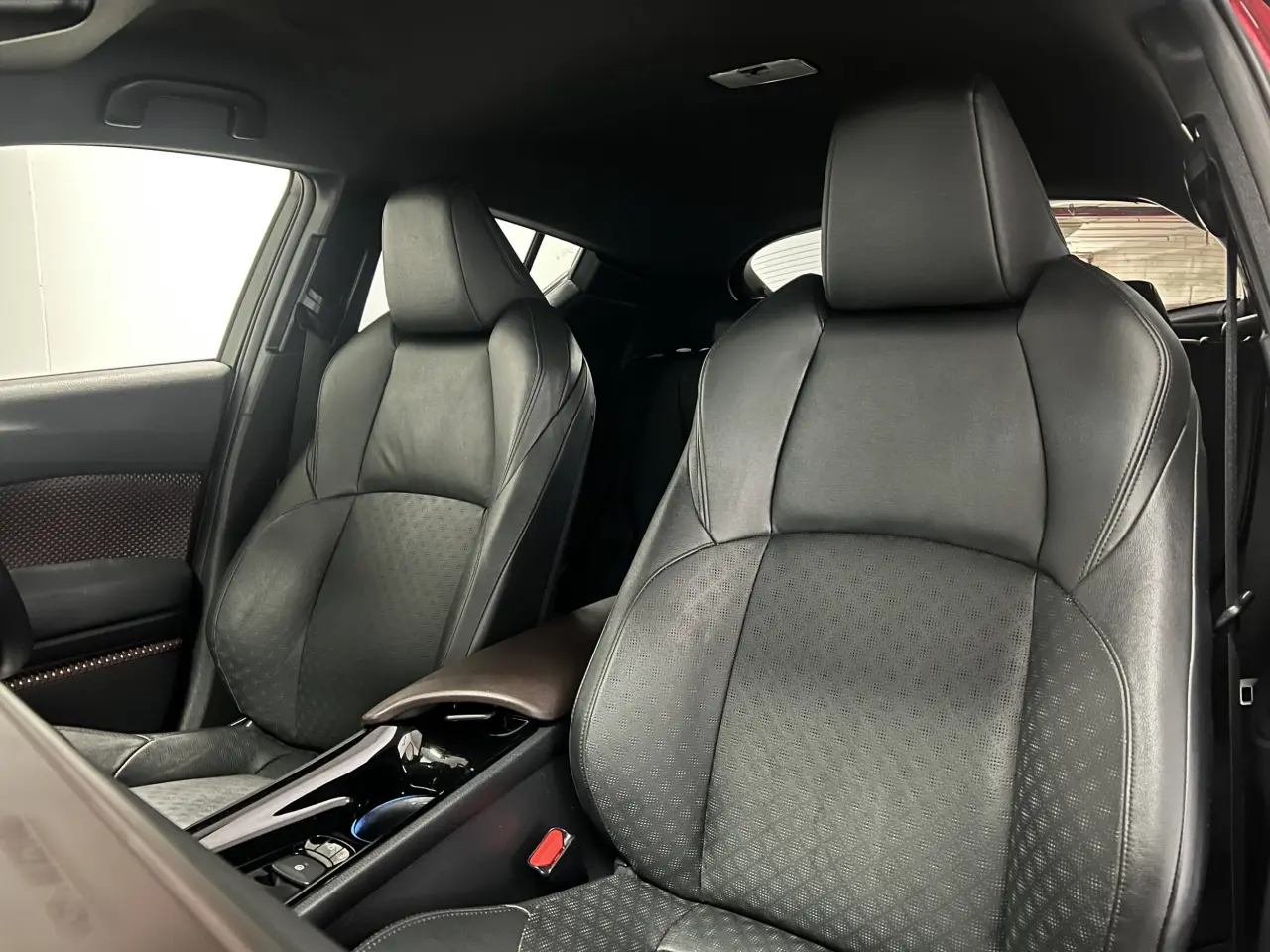 2017 TOYOTA C-HR Gallery Image 15