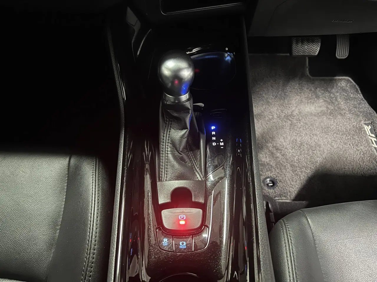 2017 TOYOTA C-HR Gallery Image 19