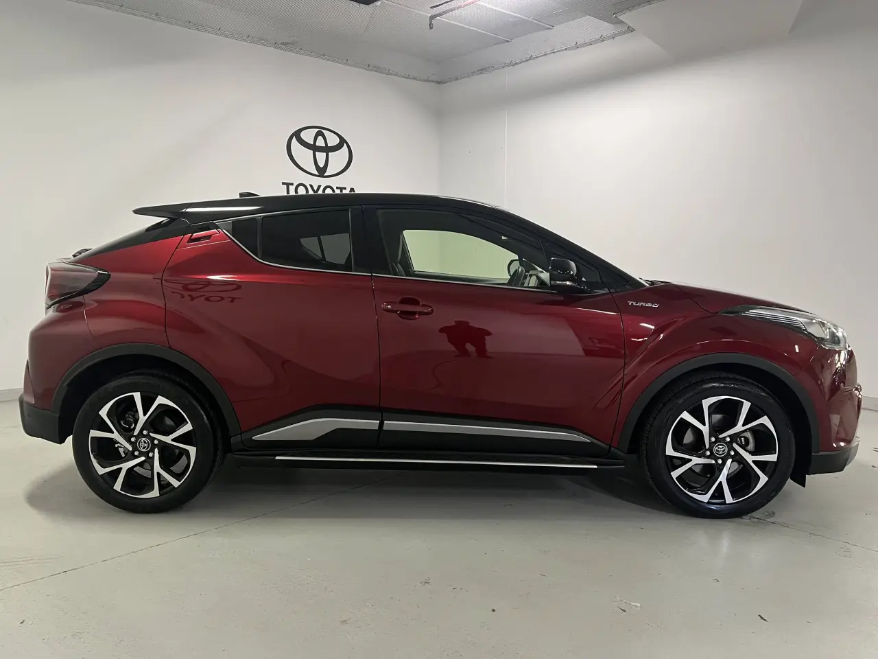 2017 TOYOTA C-HR Gallery Image 4