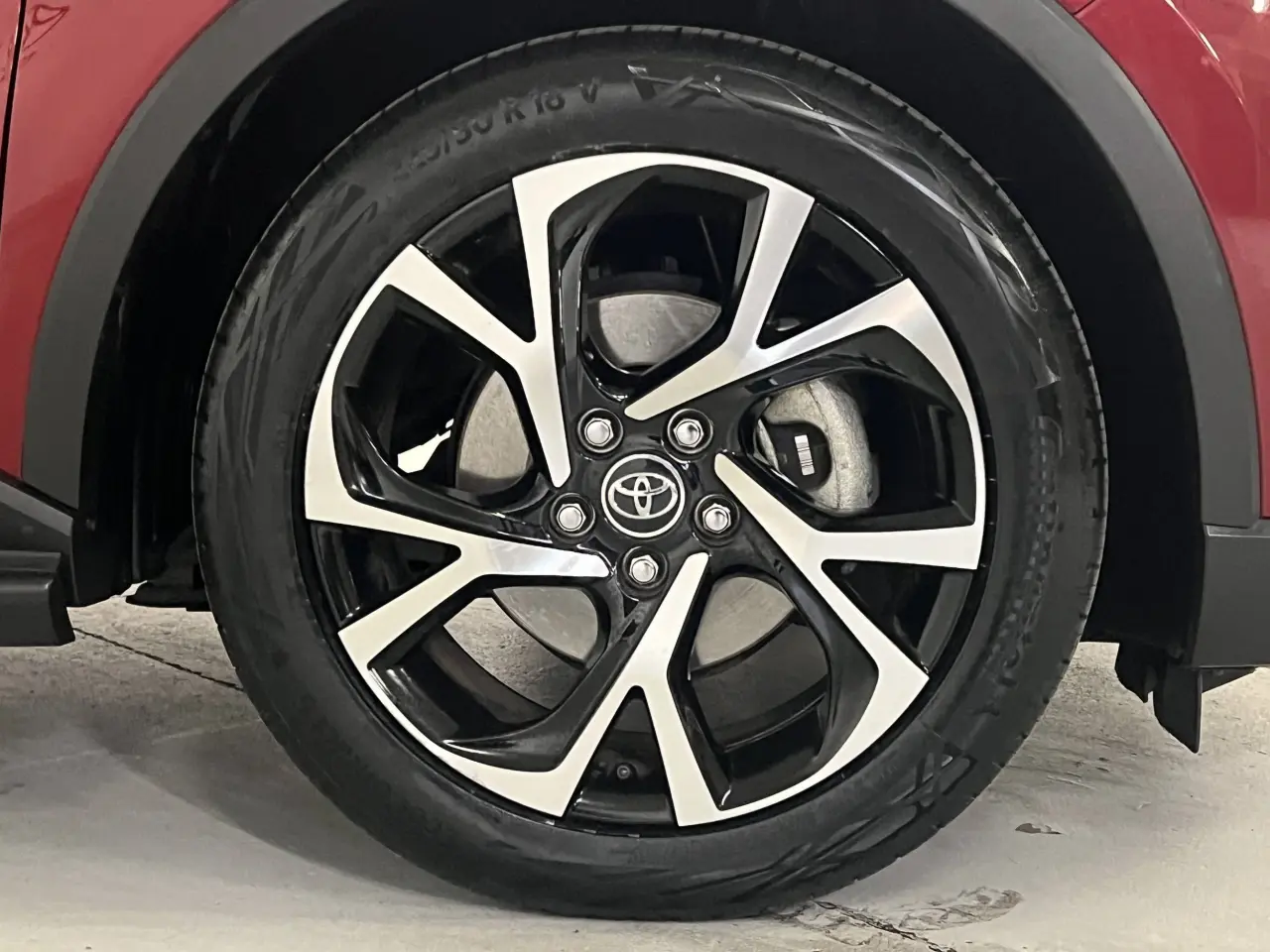 2017 TOYOTA C-HR Gallery Image 5