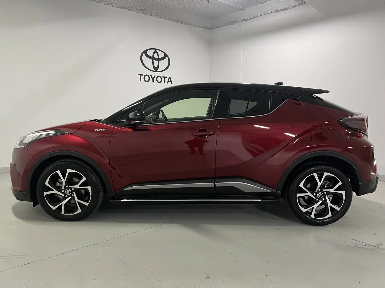 2017 TOYOTA C-HR Gallery Image 9