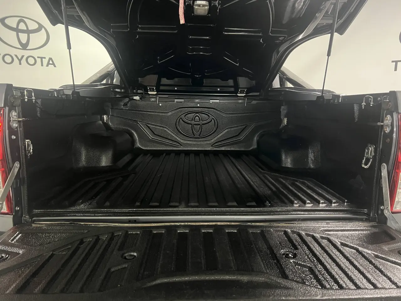 2016 TOYOTA HILUX Gallery Image 13