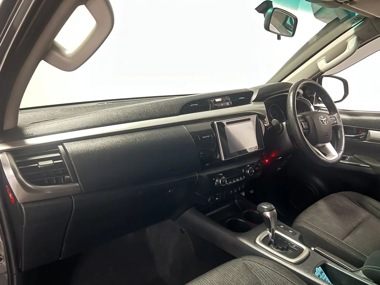 2016 TOYOTA HILUX Gallery Image 15