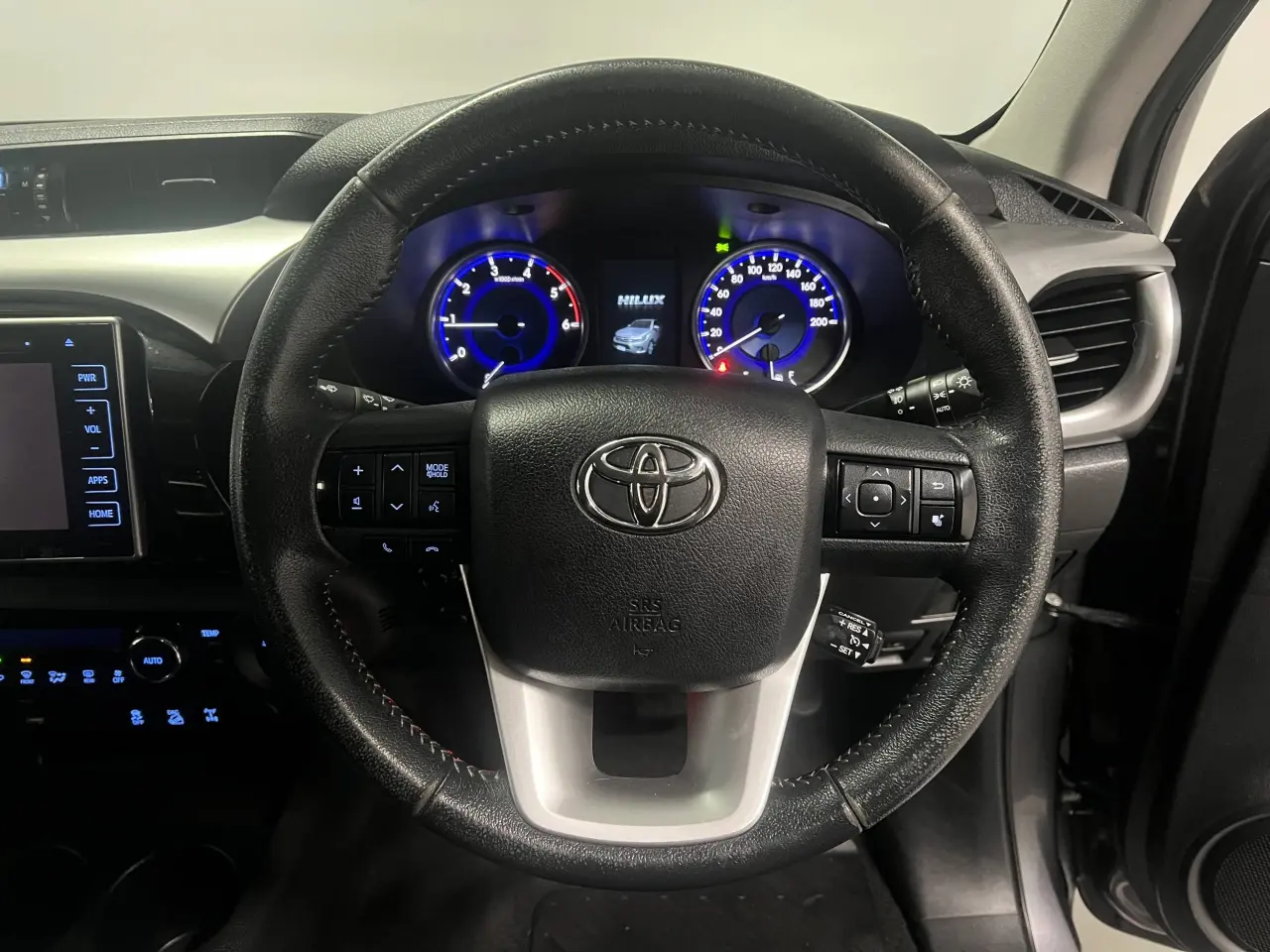 2016 TOYOTA HILUX Gallery Image 17