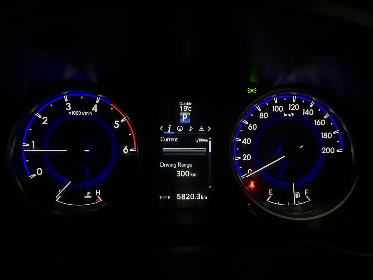 2016 TOYOTA HILUX Gallery Image 18