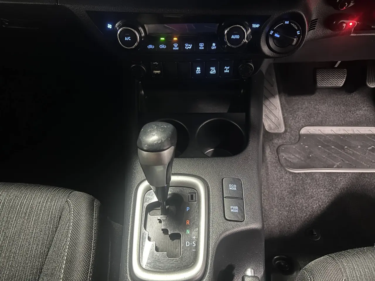 2016 TOYOTA HILUX Gallery Image 20