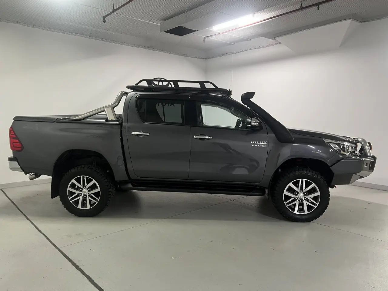 2016 TOYOTA HILUX Gallery Image 4