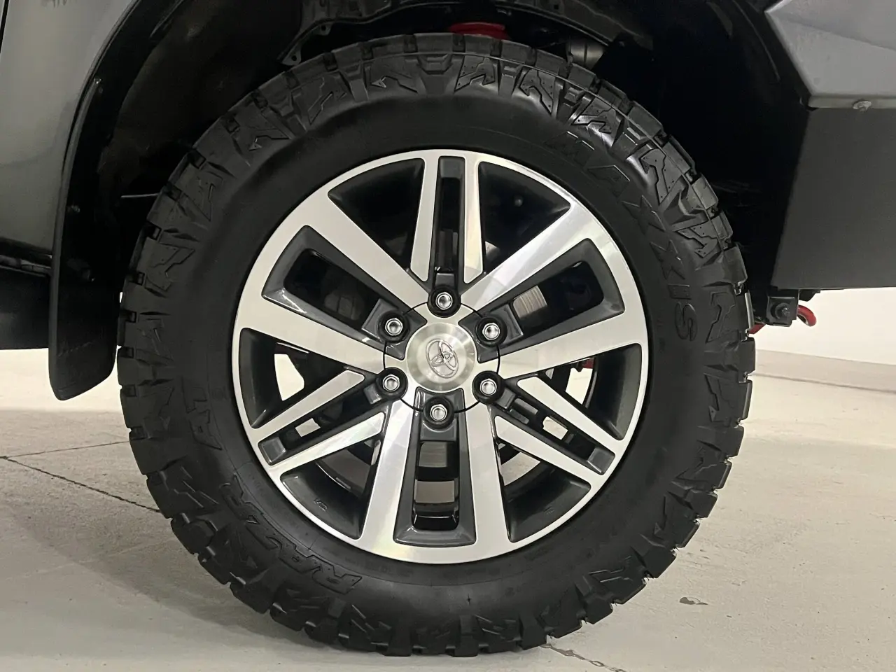 2016 TOYOTA HILUX Gallery Image 5
