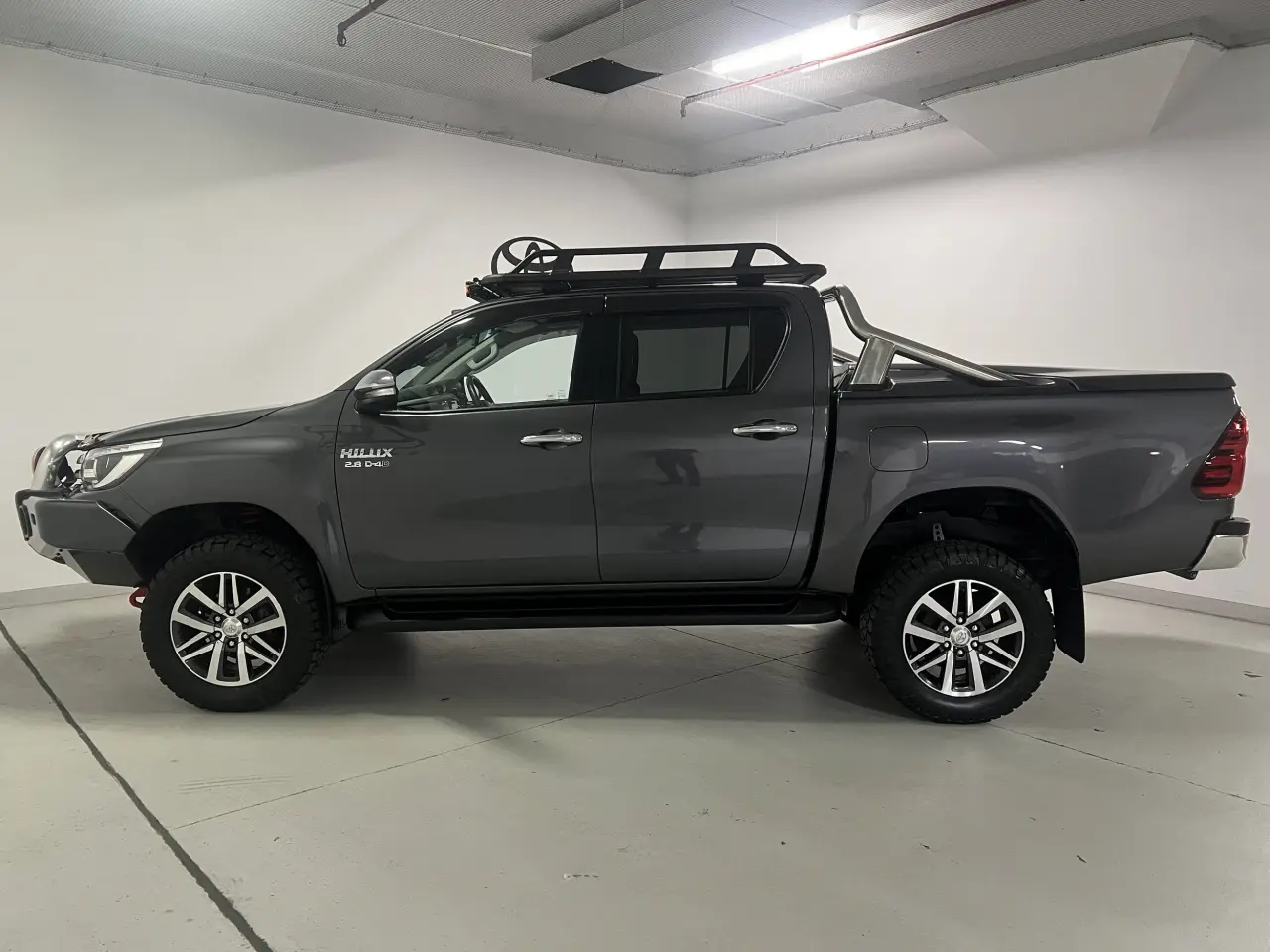2016 TOYOTA HILUX Gallery Image 9