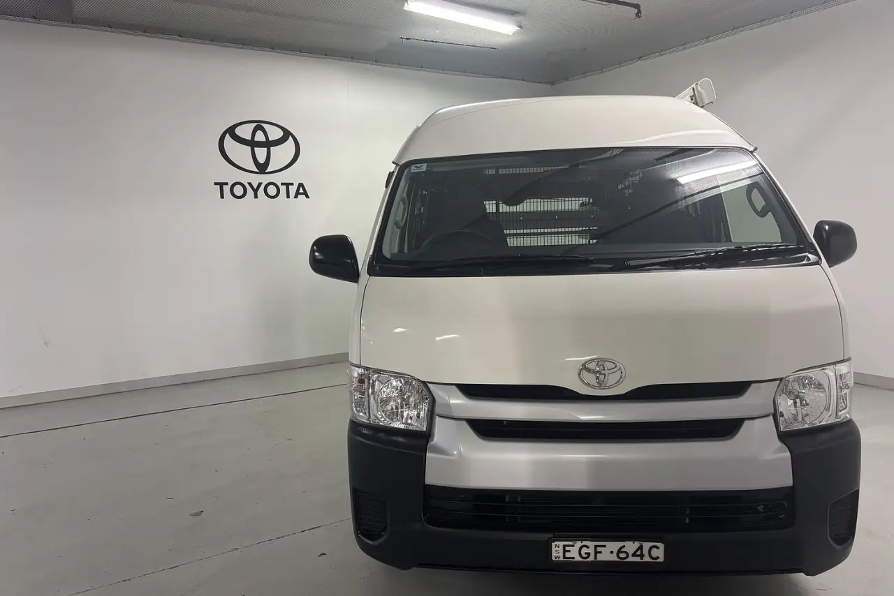 2016 Toyota Hiace Gallery Image 3
