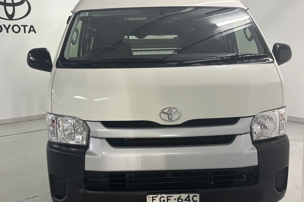2016 Toyota Hiace Gallery Image 5