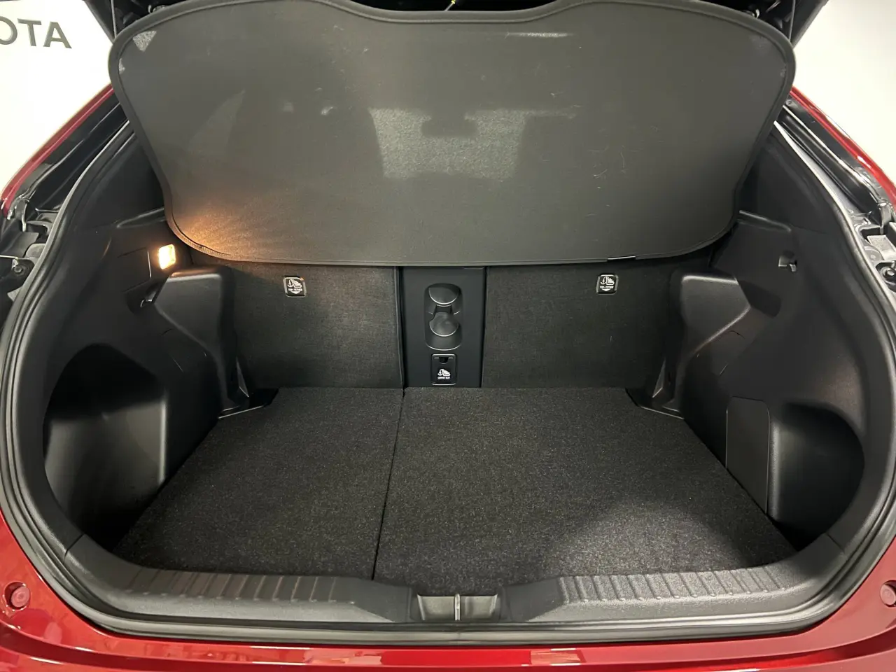 2022 TOYOTA YARIS CROSS HYBRID Gallery Image 12