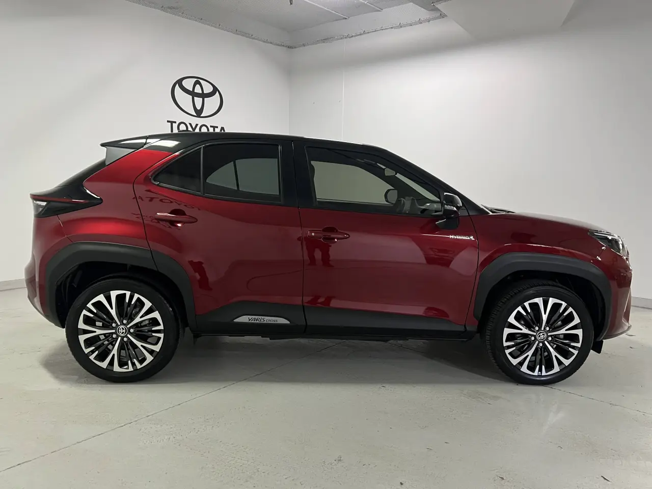 2022 TOYOTA YARIS CROSS HYBRID Gallery Image 4