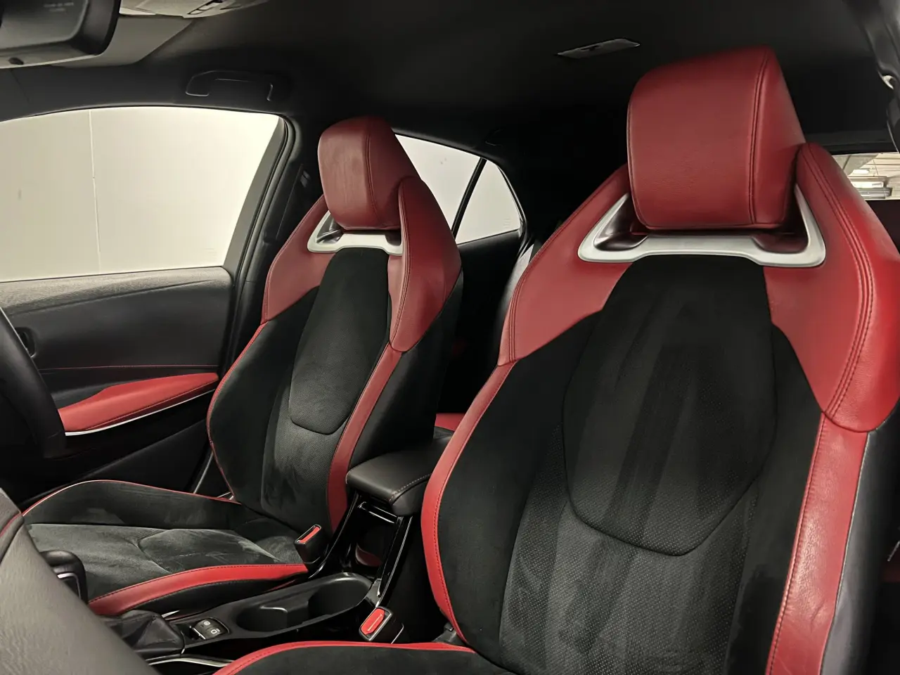 2019 TOYOTA COROLLA Gallery Image 15