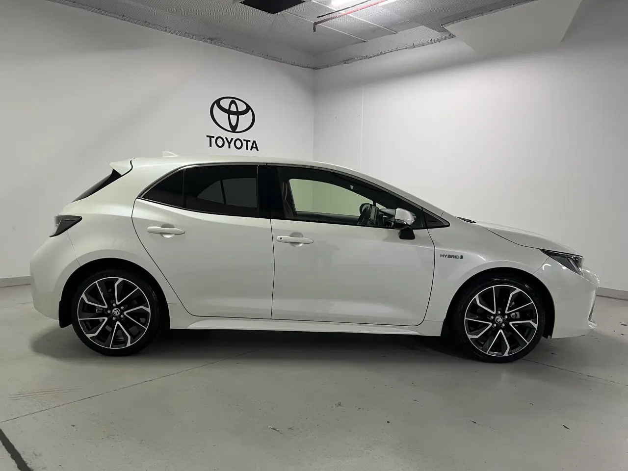 2019 TOYOTA COROLLA Gallery Image 4