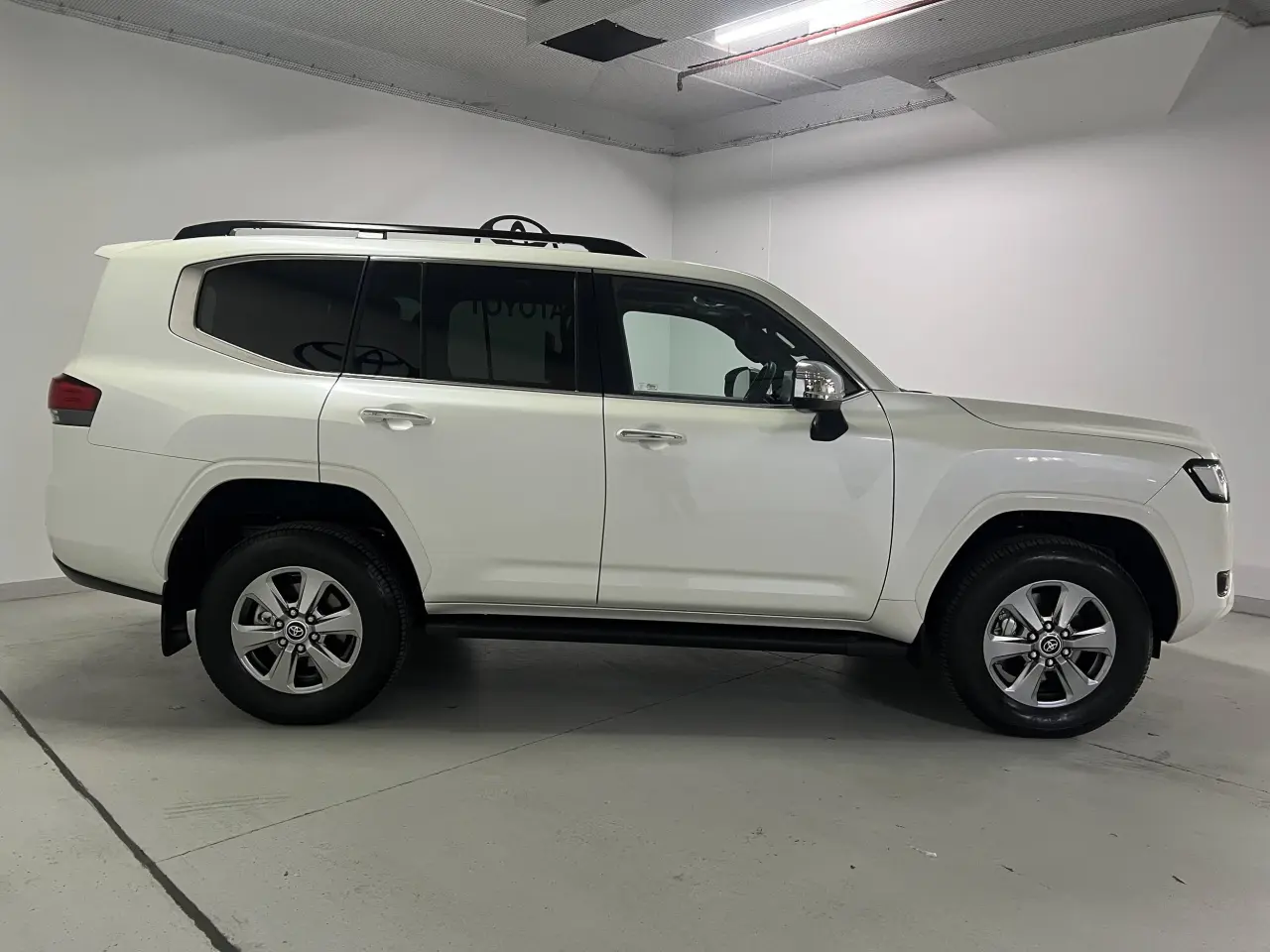 2022 TOYOTA LANDCRUISER Gallery Image 4
