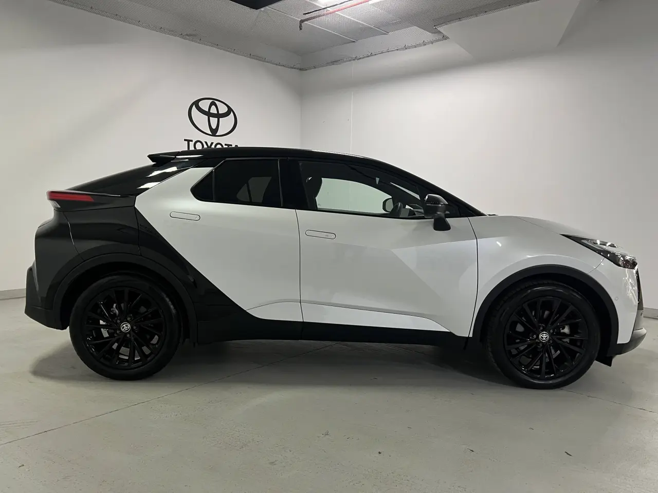 2024 TOYOTA C-HR HYBRID Gallery Image 4