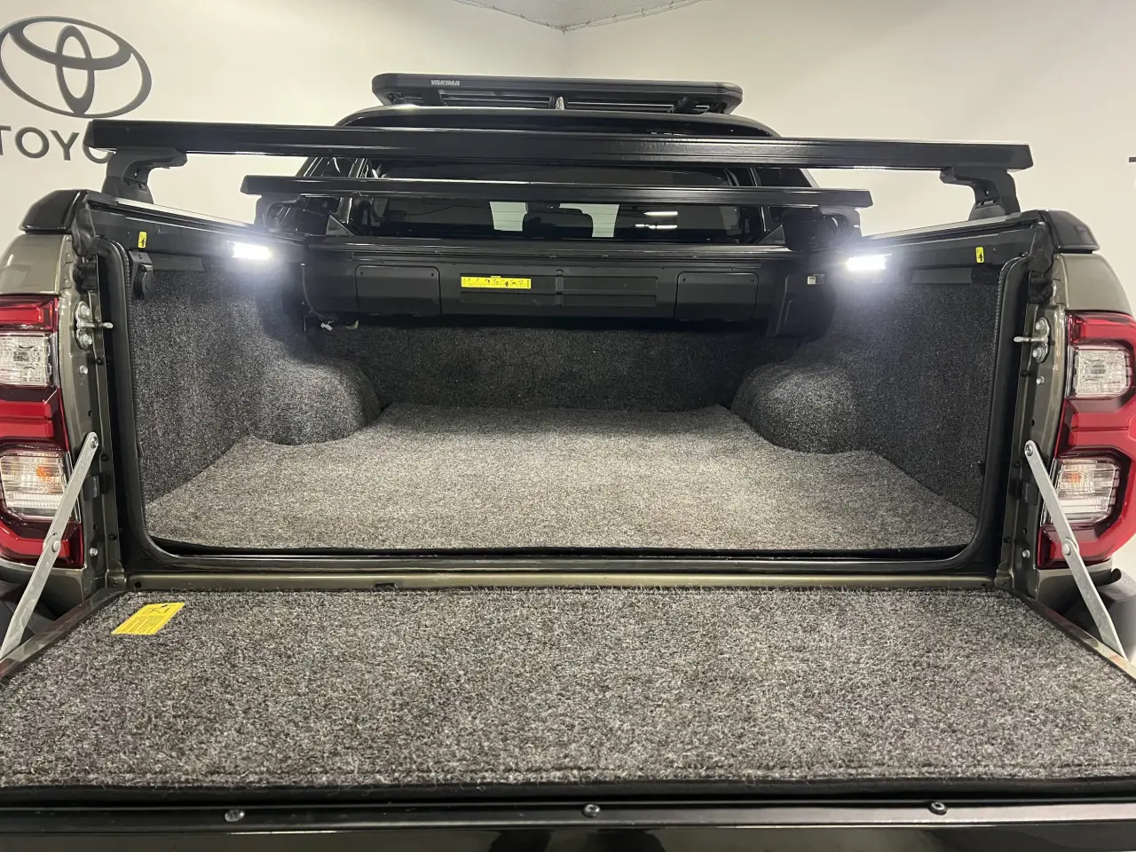 2023 TOYOTA HILUX Gallery Image 13