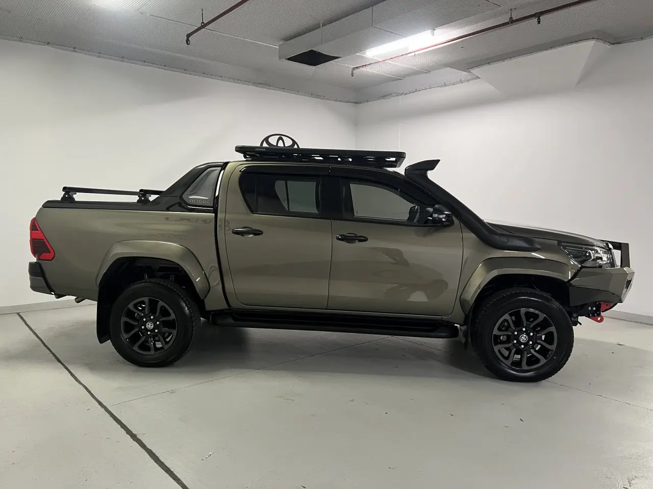 2023 TOYOTA HILUX Gallery Image 4