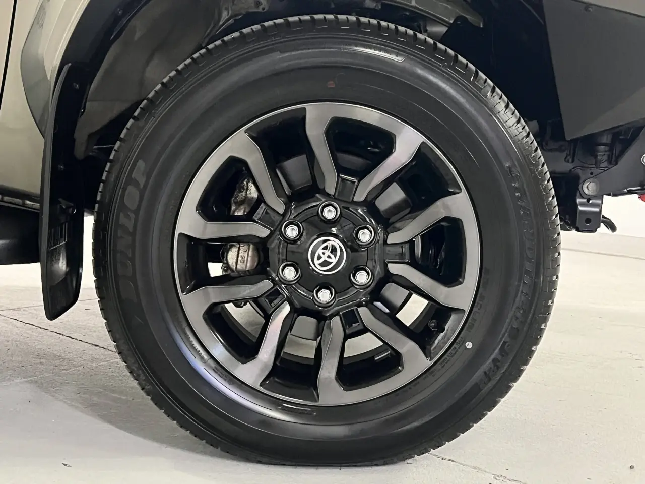 2023 TOYOTA HILUX Gallery Image 5