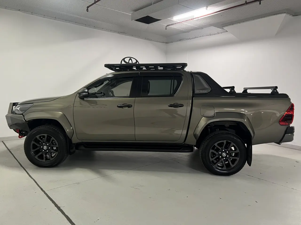 2023 TOYOTA HILUX Gallery Image 9