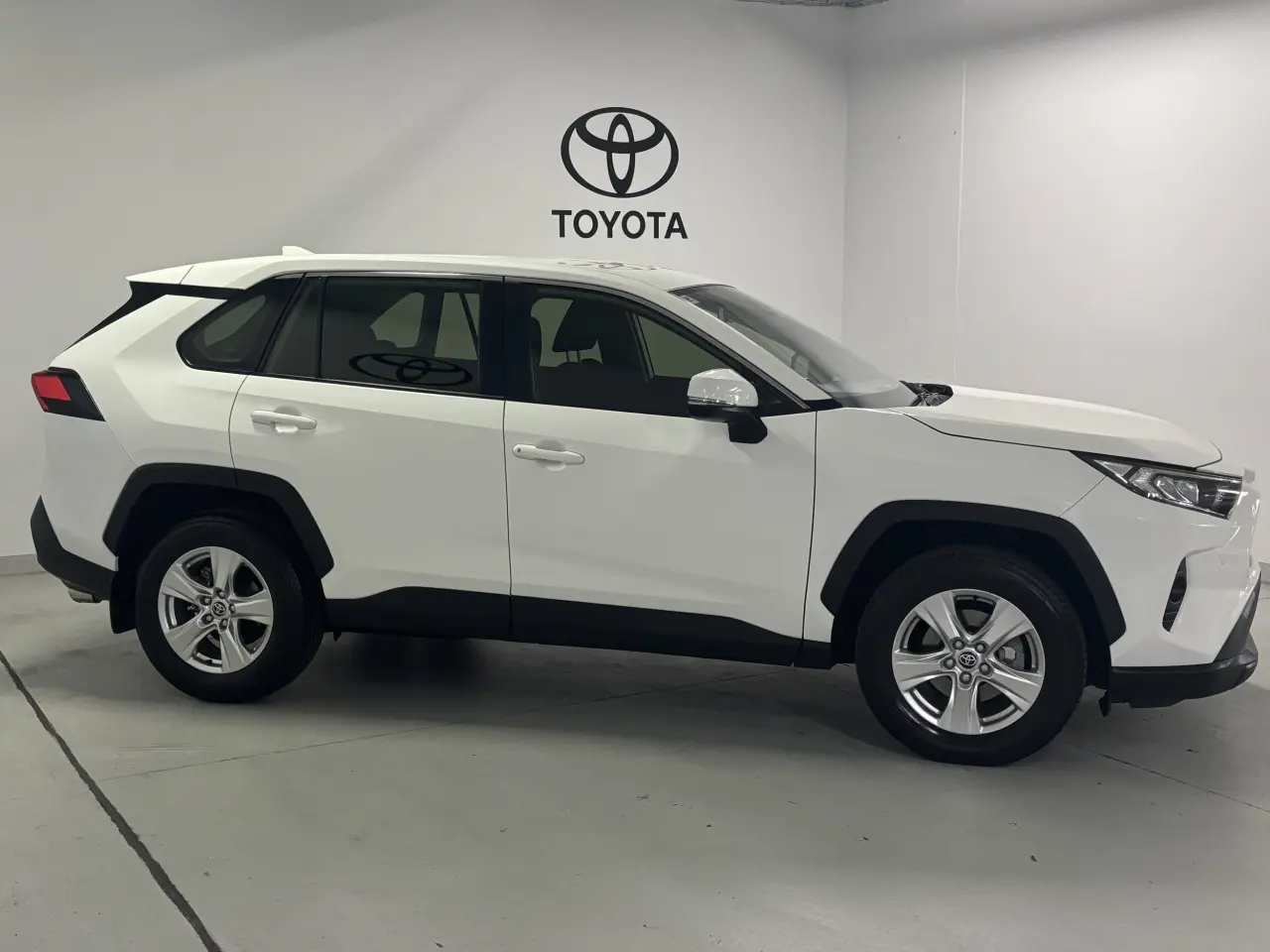 2020 TOYOTA RAV4 Gallery Image 4