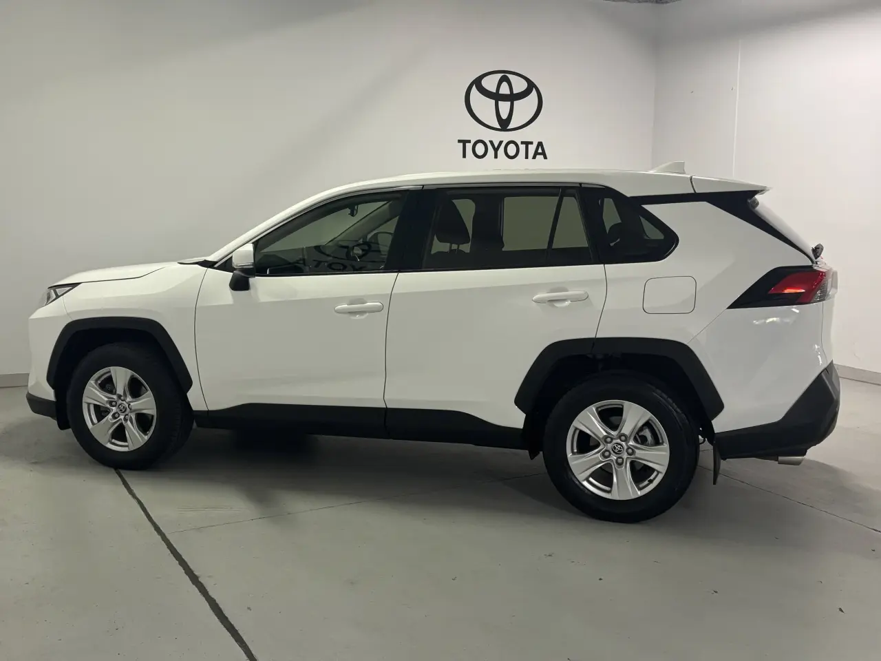 2020 TOYOTA RAV4 Gallery Image 9
