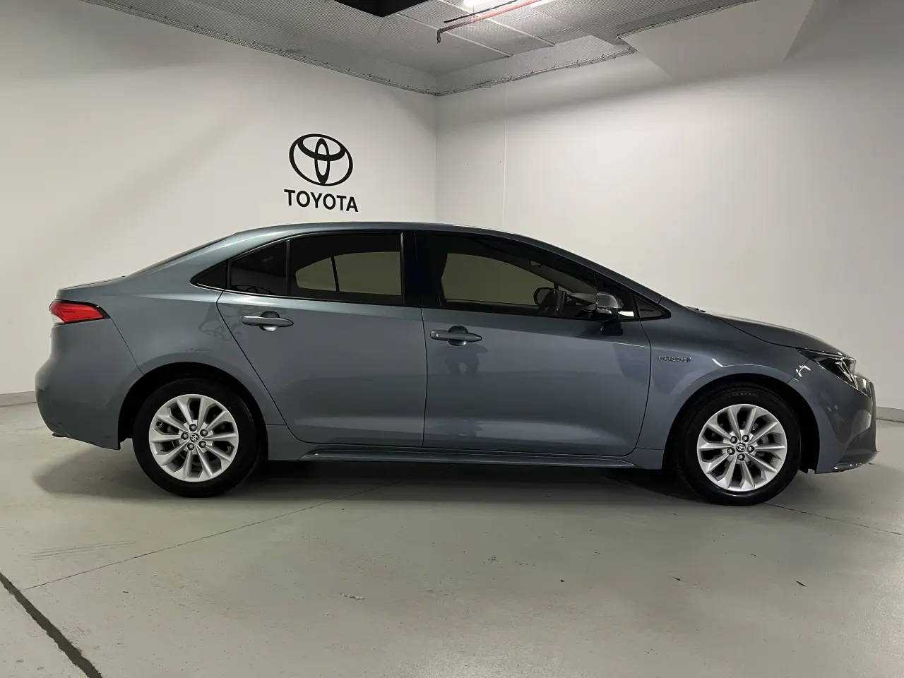2022 TOYOTA COROLLA SEDAN HYBRID Gallery Image 4