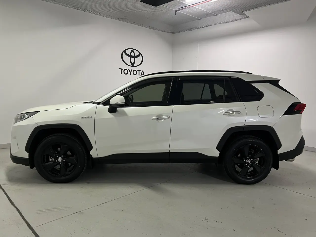 2020 TOYOTA RAV4 HYBRID Gallery Image 9