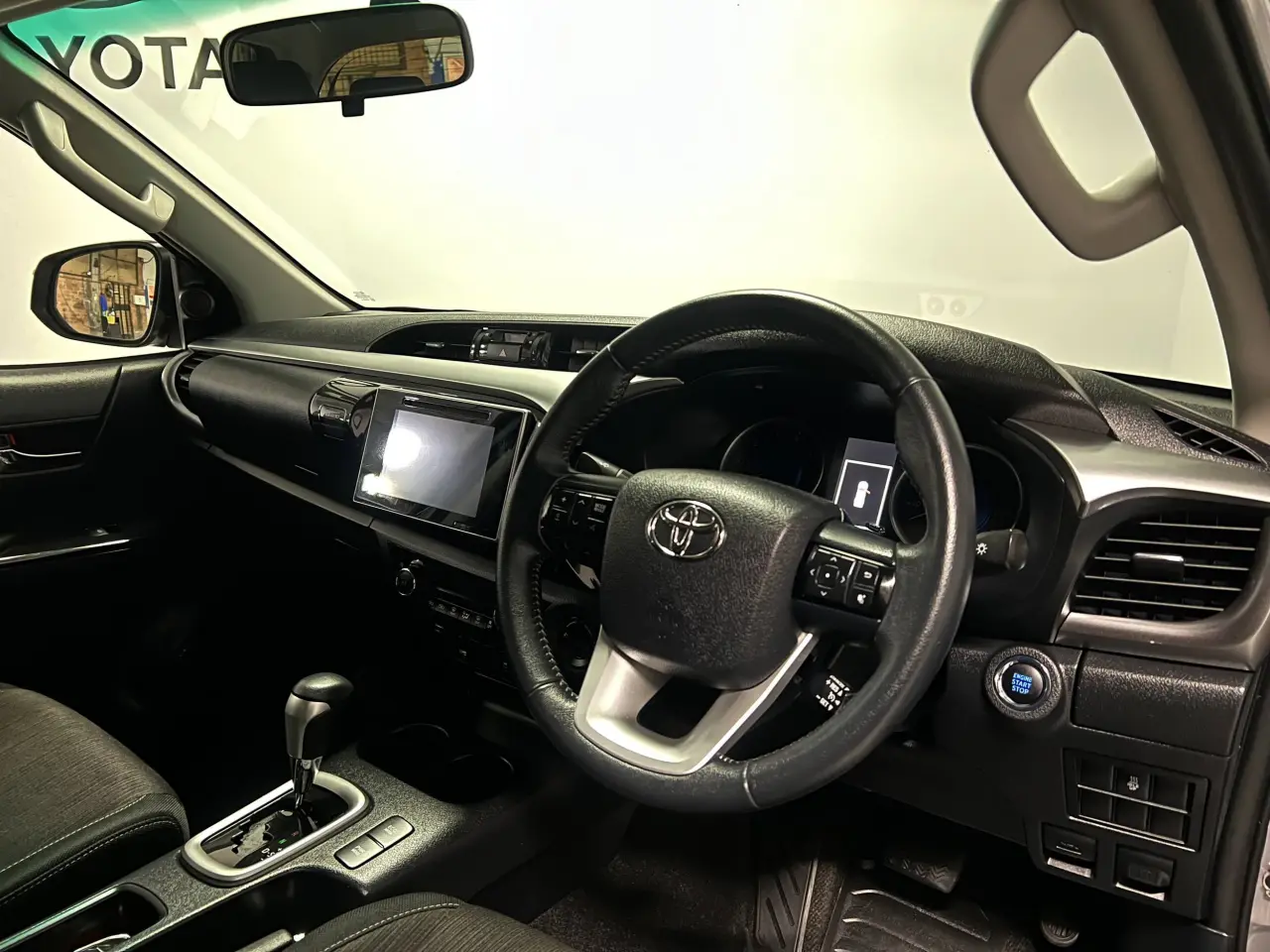 2017 TOYOTA HILUX Gallery Image 10