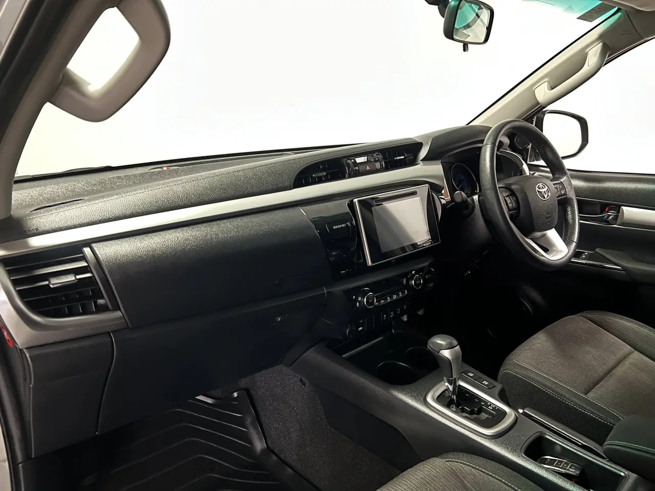 2017 TOYOTA HILUX Gallery Image 15