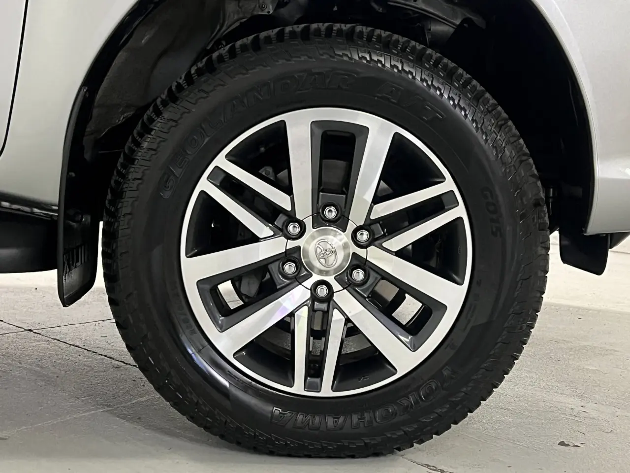 2017 TOYOTA HILUX Gallery Image 5