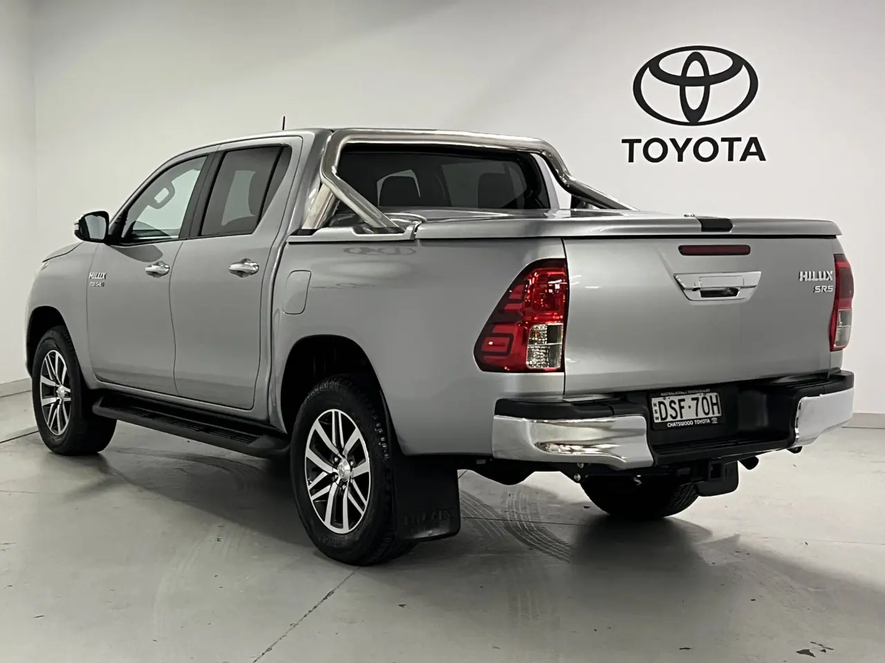 2017 TOYOTA HILUX Gallery Image 8