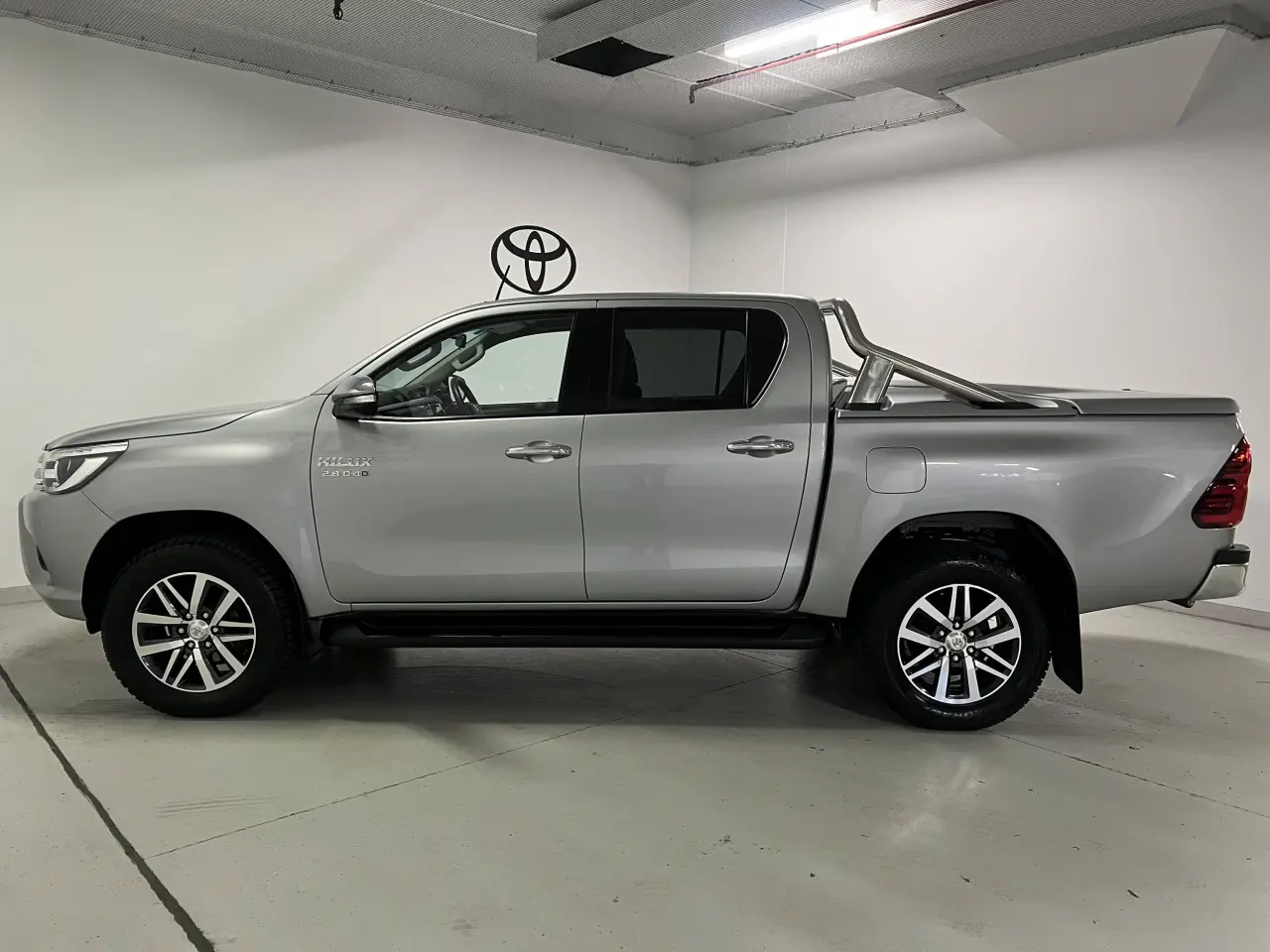 2017 TOYOTA HILUX Gallery Image 9
